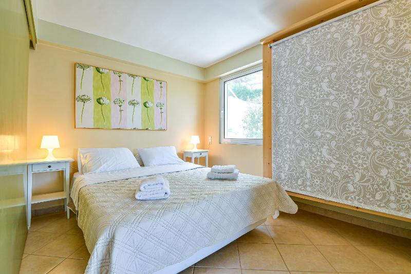 Superior Three-Bedroom Apartment with Side Sea View image 1