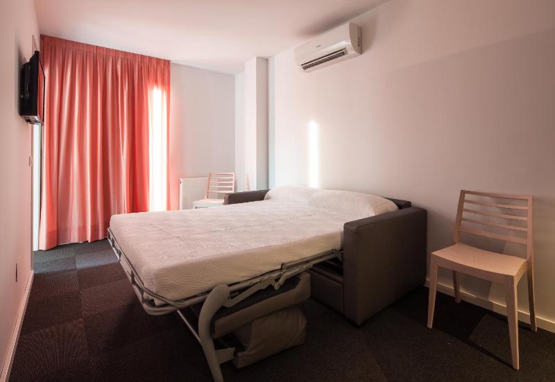 One-Bedroom Apartment (2 Adults + 2 Children) image 3