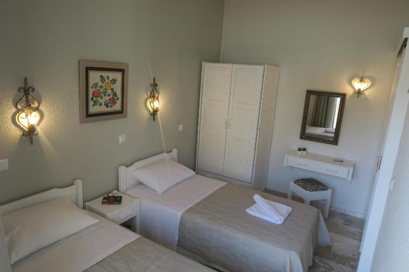 Standard Triple Room with Sea View image 1