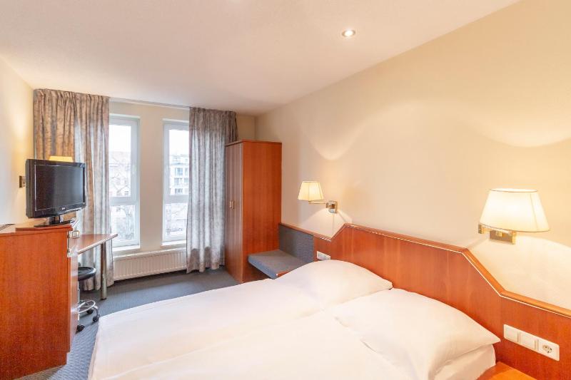 Double Room with Small Double Bed image 4