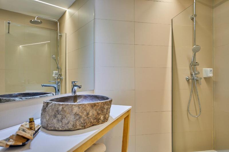 Triple Room (2 Adults + 1 Child) image 2