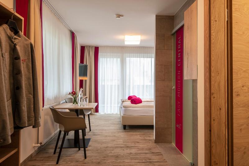 Deluxe Double Room with Balcony image 3