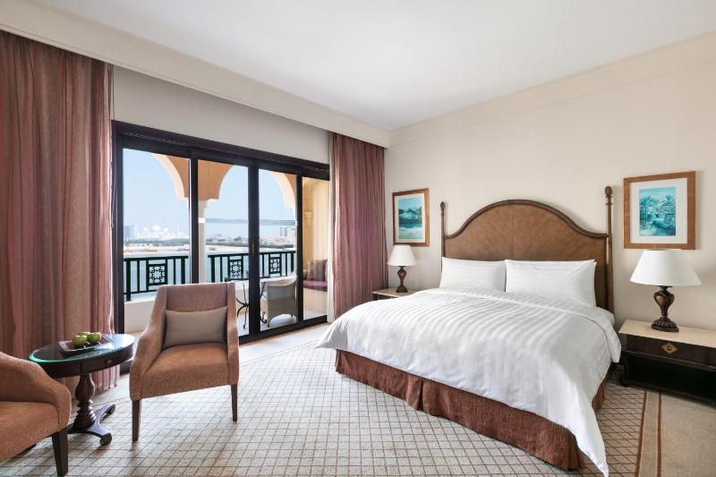Premier King Room image 3