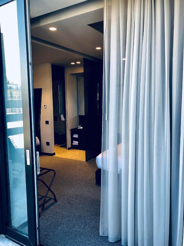 Junior Suite with King and Queen Bed - Terrace image 2