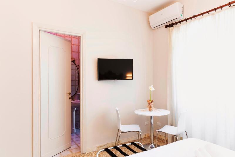 Deluxe Double Room image 1
