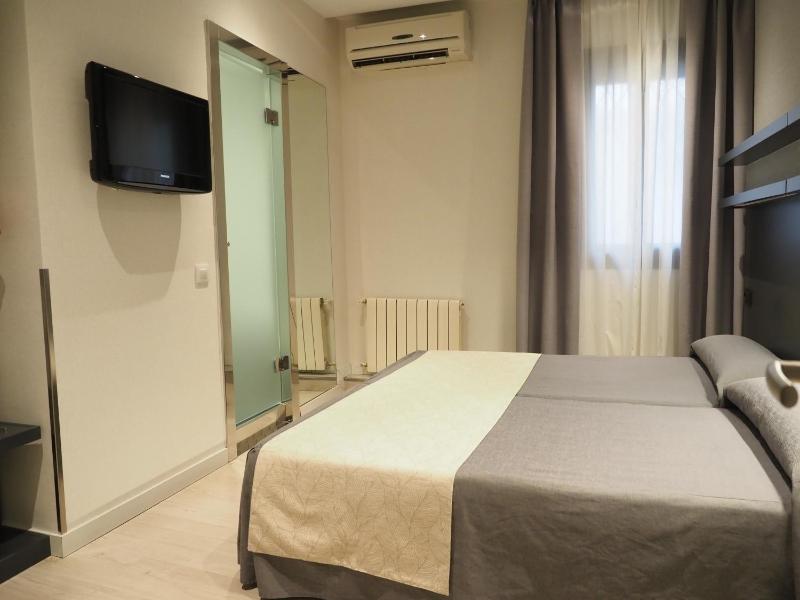 Twin Room image 3