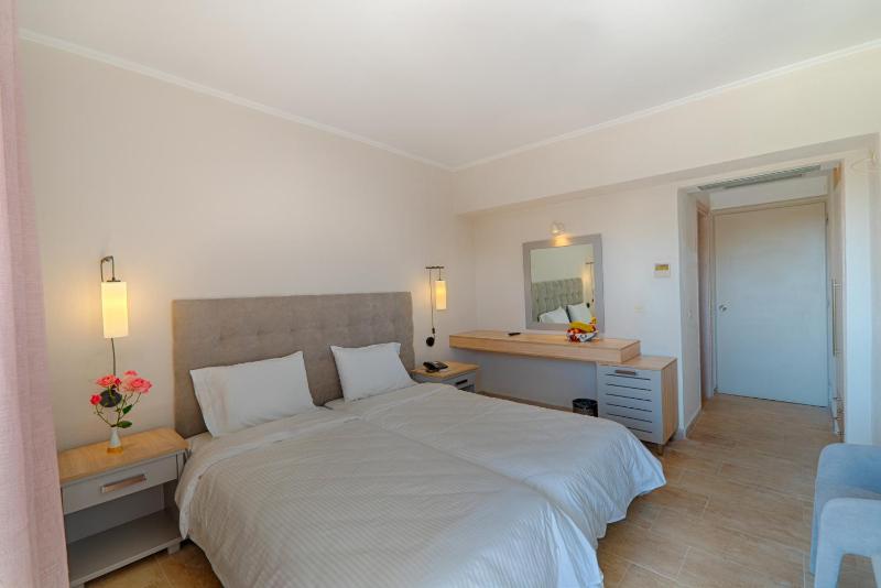 Double or Twin Room with Balcony image 4