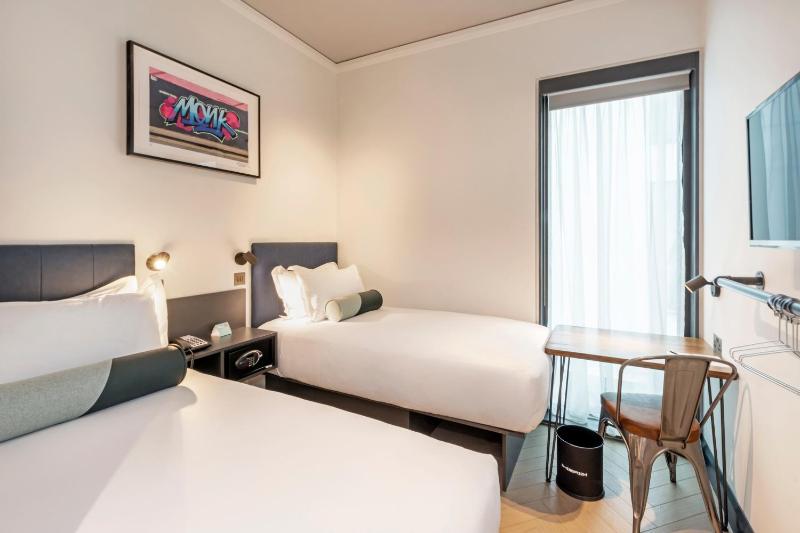Twin Room image 4
