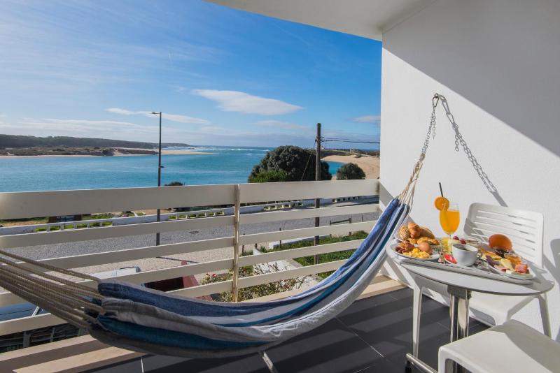 Superior Twin Room with Sea View image 3
