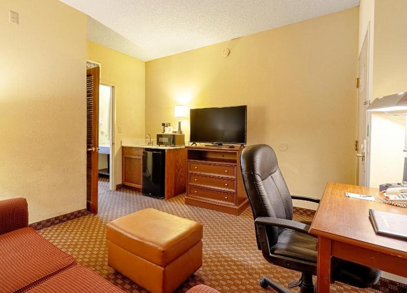 Queen Suite with Two Queen Beds - Non-Smoking image 3