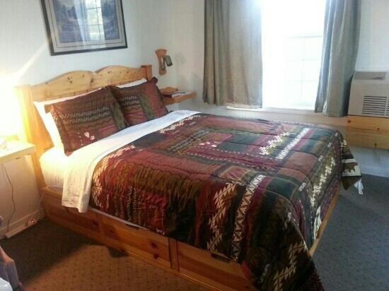 Queen Room image 3