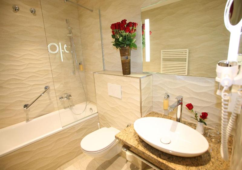 Large Double Room image 1