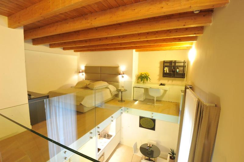 Deluxe One-Bedroom Apartment image 3