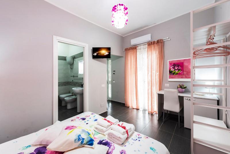 Deluxe Double Room with Balcony image 3