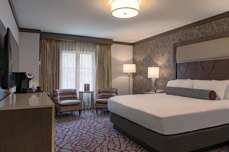 HORSESHOE LUXURY ROOM 1 KING NON-SMOKING image 2