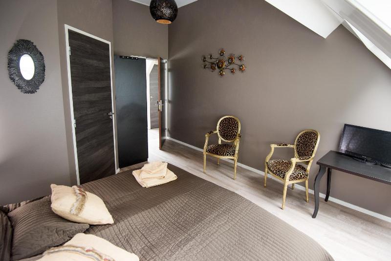Standard Double Room image 3