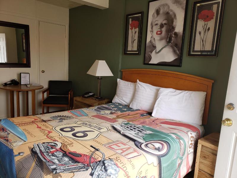 Queen Room image 4