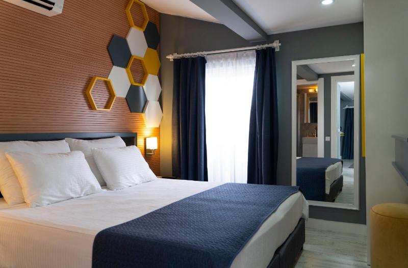 Deluxe Suite with Spa Bath image 4