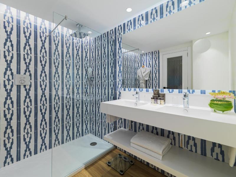 Superior Double or Twin Room with Sea View image 2