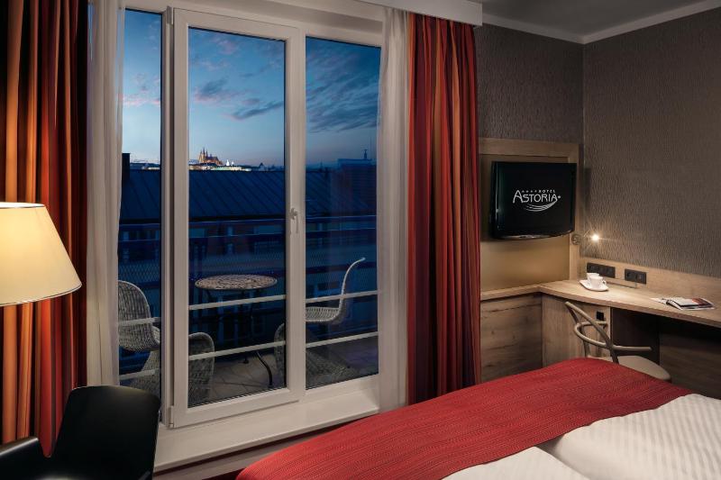 Superior Double or Twin Room with Balcony image 3