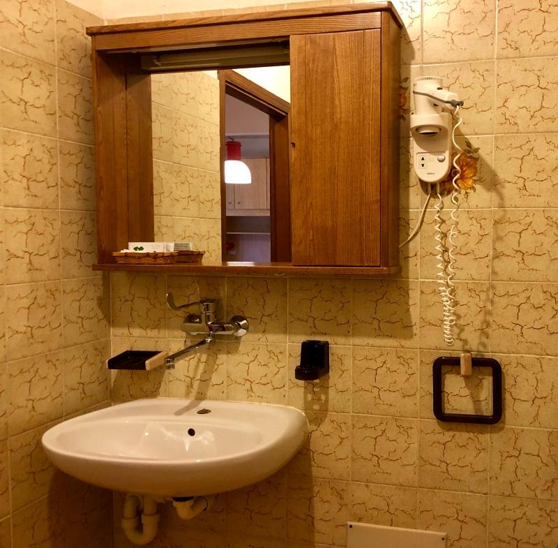 Economy Double or Twin Room image 4