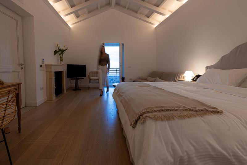 Deluxe Double Room image 4