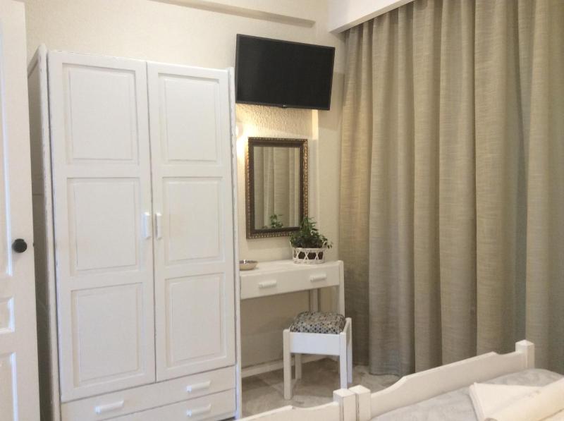 Standard Triple Room with Sea View image 4