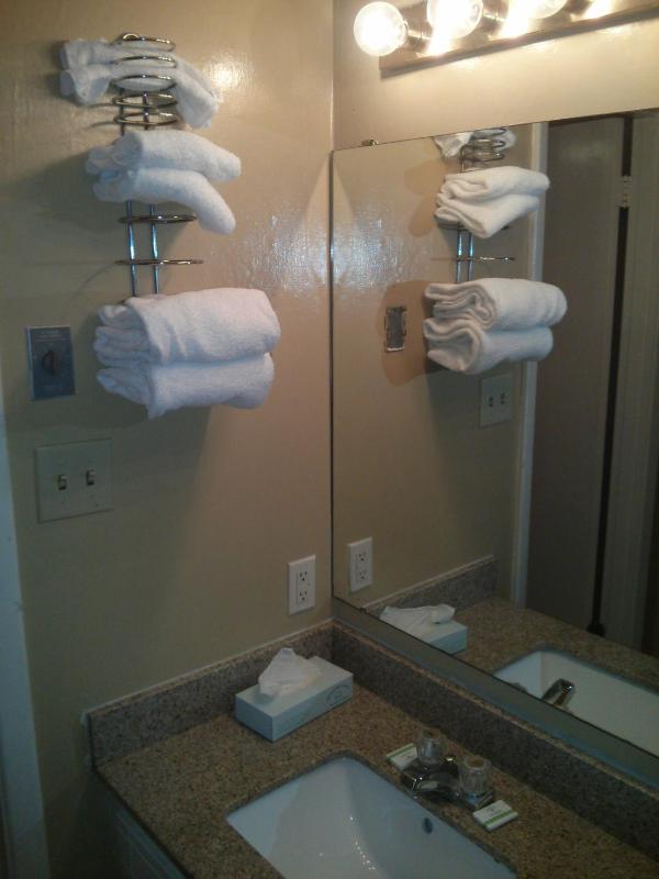 Queen Room with Two Queen Beds - Disability Access - Smoking image 3