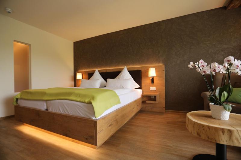 Double Room with Roll-In Shower and Lake View- Disability Access image 4