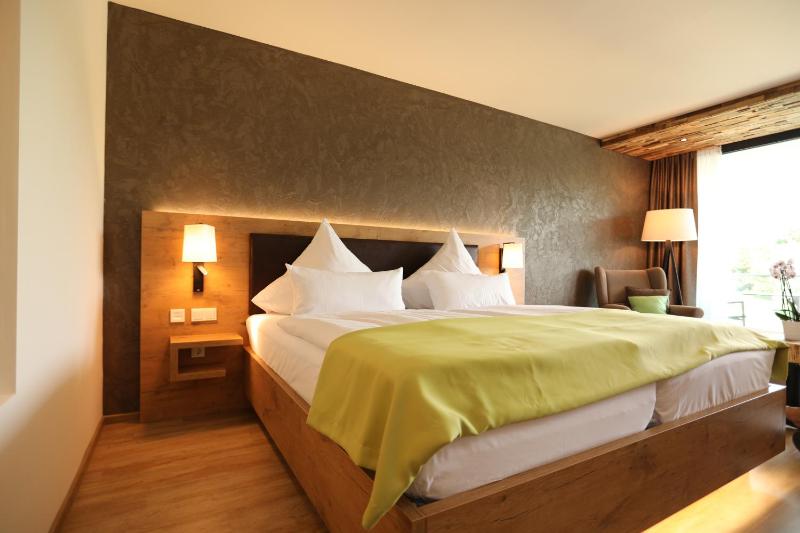 Double Room with Roll-In Shower and Lake View- Disability Access image 3