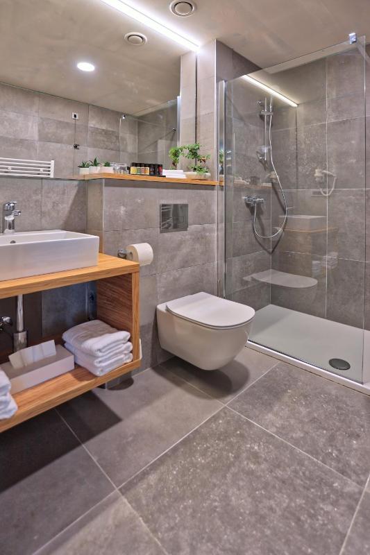 Deluxe Double Room with Balcony and  Mountain View image 3