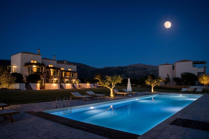 Villa with Pool View image 3