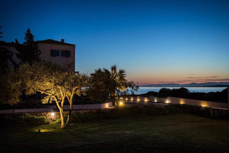 Villa with Pool View image 4
