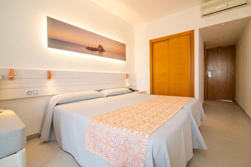 Triple Room (2 Adults + 1 Child) image 2