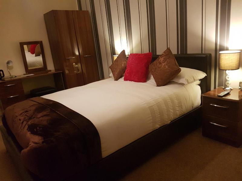 Double Ensuite Room image 3