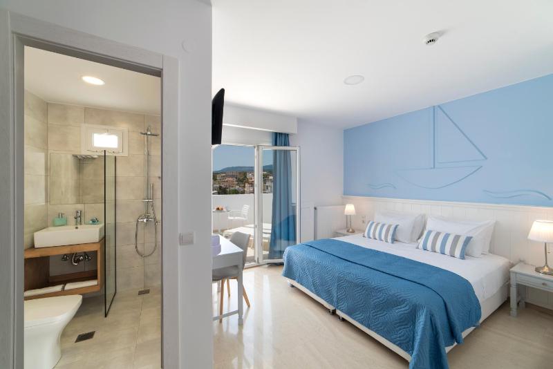 Superior Double or Twin Room with City View and minipool image 3