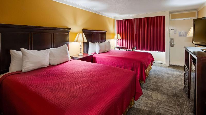 Queen Room with Two Queen Beds - Non-Smoking image 3