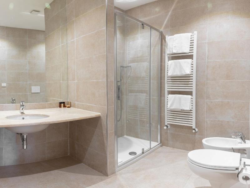 Deluxe Double or Twin Room image 3