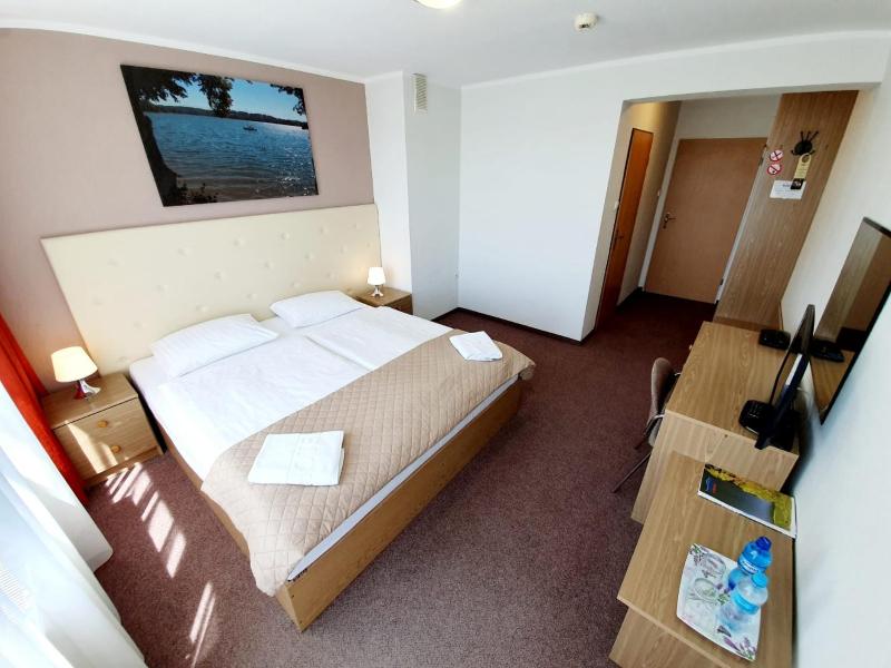 Double Room with Lake View image 2