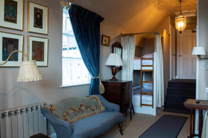 Deluxe Family Room image 4