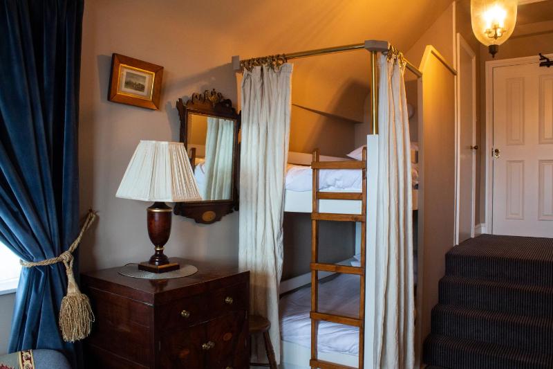 Deluxe Family Room image 3