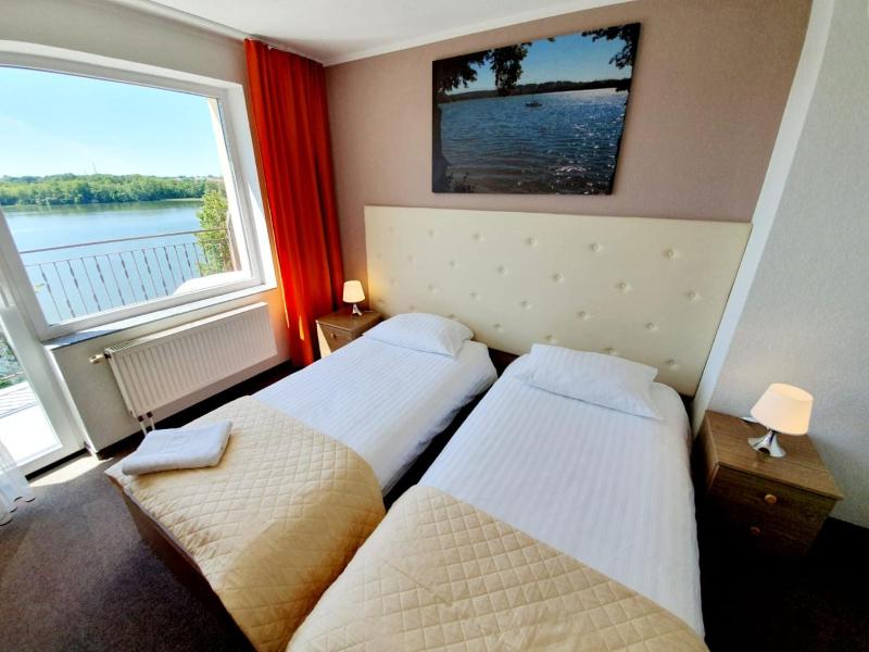 Twin Room with Lake View image 4