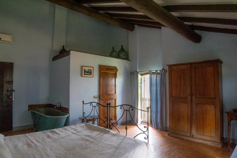 Six-Bedroom House image 4