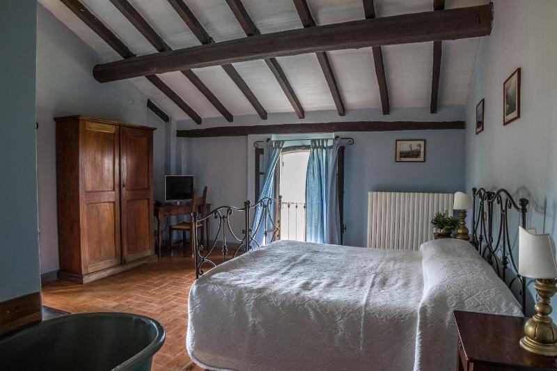 Six-Bedroom House image 3