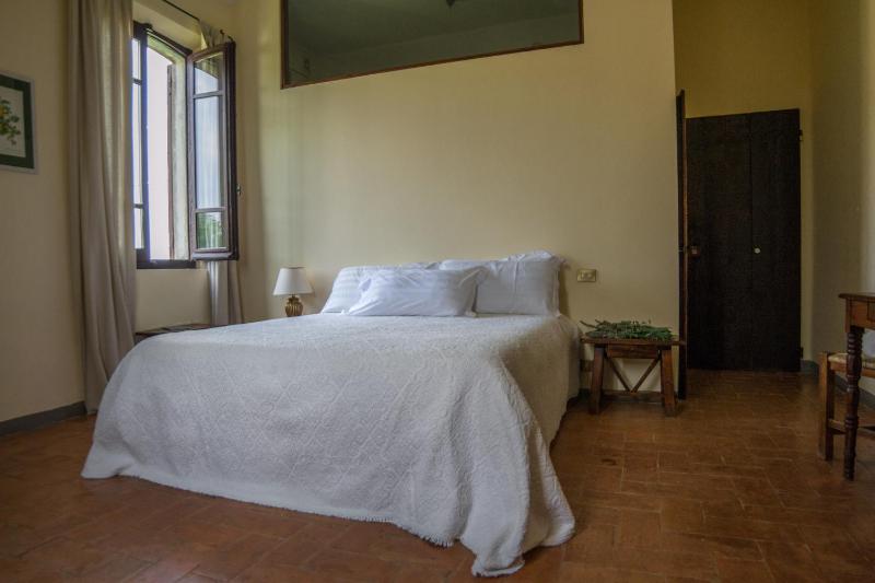 Six-Bedroom House image 2