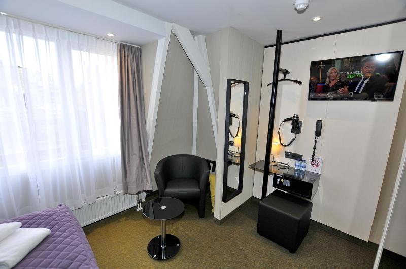 Double Room image 3