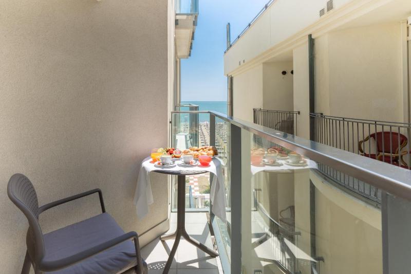 Superior Double or Twin Room with Partial Sea View image 4