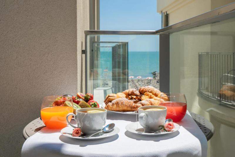 Superior Double or Twin Room with Partial Sea View image 3