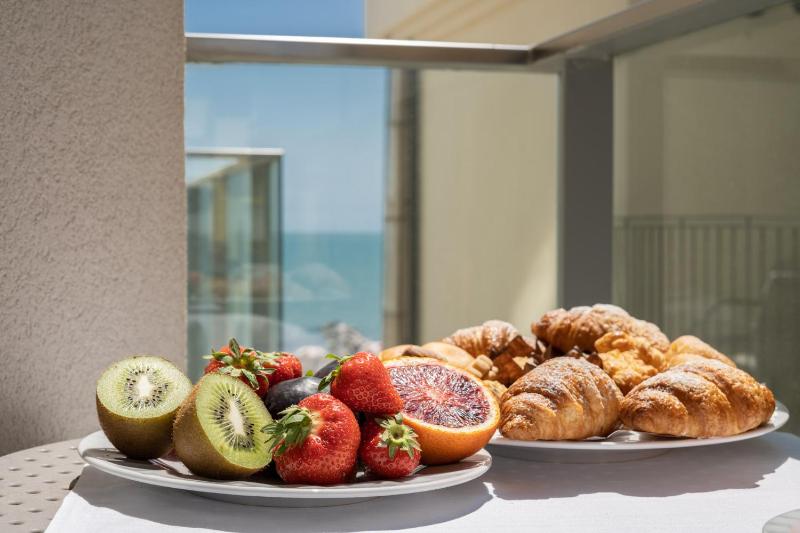 Superior Double or Twin Room with Partial Sea View image 2