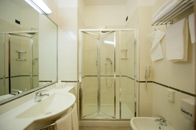 Standard Queen Room image 4